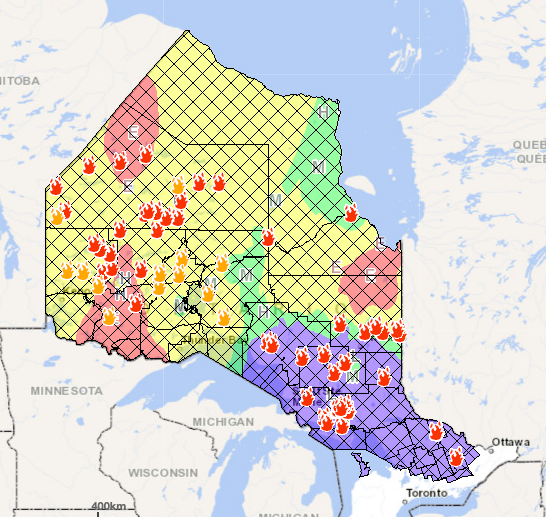 12 juin 2023 : beaucoup de feux, des restrictions provinciales. Le rouge indique les zones où les risques d'incendies sont extrêmes, le jaune où les risques sont élevés, le vert et le bleu où le risque est faible ou moyen.